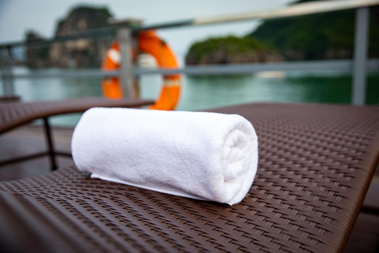 Seasun Boutique Cruise Hotell Ha Long Exteriör bild